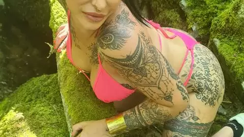 Sesión de fotos sexy en el río con la belleza francesa Alicia Dark photo 13