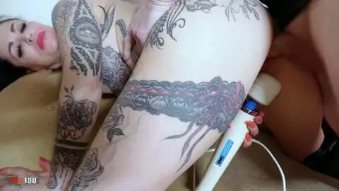 Maquina de follar y sexo anal para la bella francesa tatuada Alicia Dark photo 10