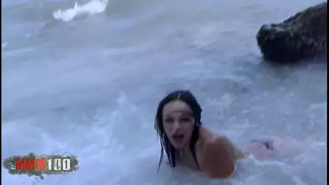 Alicya desnudandose en la playa  photo 08