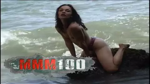 Alicya desnudandose en la playa 