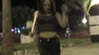 Alicya haciendo un strip  