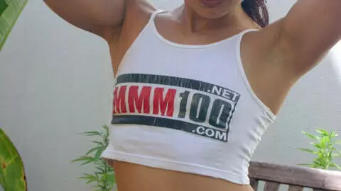 Alicya haciendo un strip  photo 4