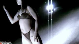 Alicya haciendo un strip 