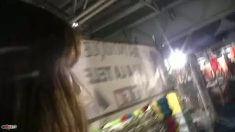 Aventura de exposición erótica siguiendo a la nena Allya al baño público para una escena de orina photo 02