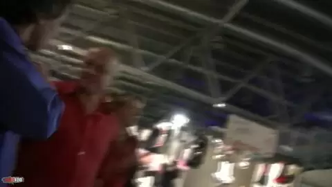 Aventura de exposición erótica siguiendo a la nena Allya al baño público para una escena de orina photo 05