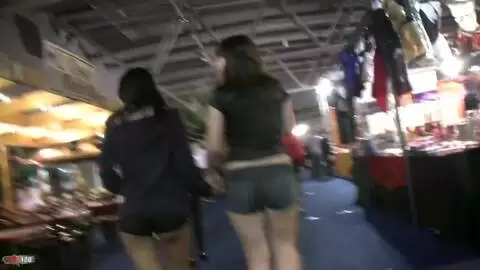 Aventura de exposición erótica siguiendo a la nena Allya al baño público para una escena de orina photo 06