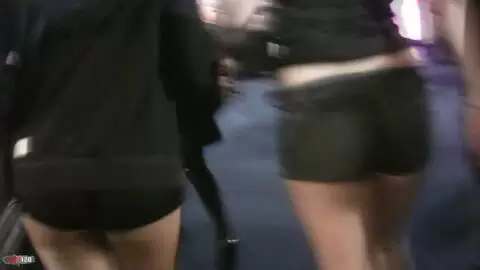 Aventura de exposición erótica siguiendo a la nena Allya al baño público para una escena de orina photo 07