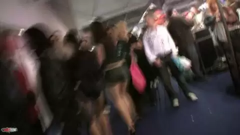 Aventura de exposición erótica siguiendo a la nena Allya al baño público para una escena de orina photo 08