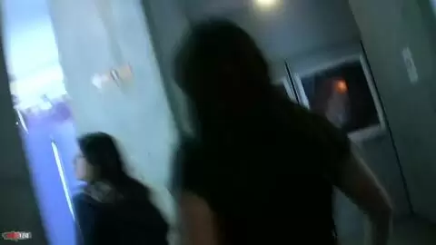 Aventura de exposición erótica siguiendo a la nena Allya al baño público para una escena de orina photo 09