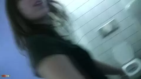 Aventura de exposición erótica siguiendo a la nena Allya al baño público para una escena de orina photo 10