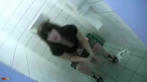 Aventura de exposición erótica siguiendo a la nena Allya al baño público para una escena de orina photo 11