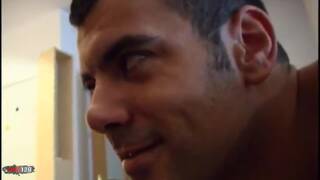 Alys quiere mojarse antes de q