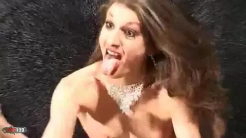 Alys Rebel posando  en el garage  photo 11