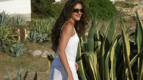 Alys Rebel haciendo un strip   photo 1