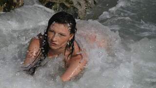 Alyssa wild desnudandose  en l