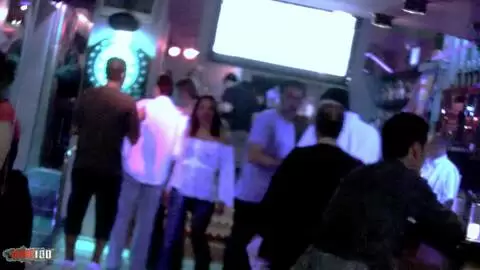 Preciosa jovencita francesa de cuerpo natural recogida en un bar y follada en casa photo 03