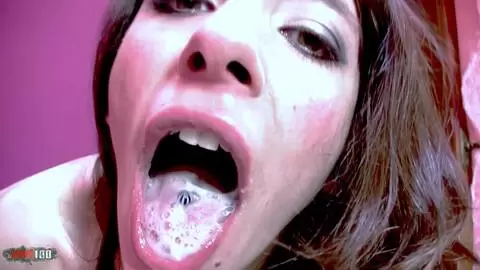 Preciosa jovencita francesa de cuerpo natural recogida en un bar y follada en casa photo 16