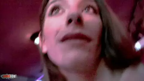 Preciosa jovencita francesa de cuerpo natural recogida en un bar y follada en casa