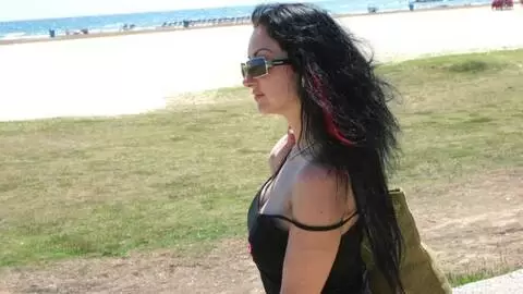 Ana Martin desnudandose  en la playa 
