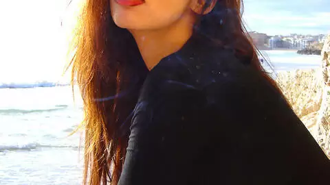 Angelina desnudandose  al lado del mar   photo 2