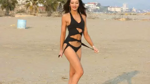 Angelina desnudandose  photo 4