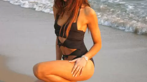 Angelina desnudandose  photo 13