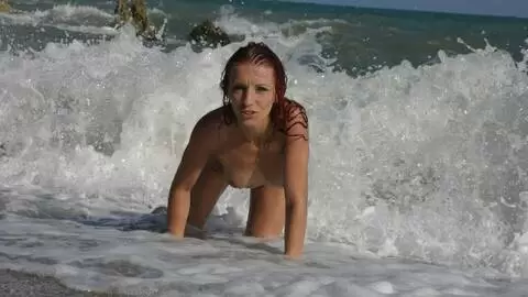 Pelirroja humeda desnuda en la playa photo 15