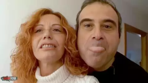 Ann Lorca desnudandose en las escaleras 