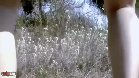 Anna orinando en el bosque photo 08