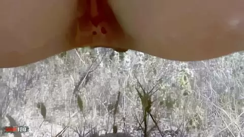 Anna orinando en el bosque photo 09
