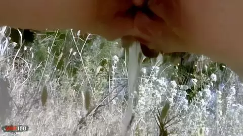 Anna orinando en el bosque photo 11