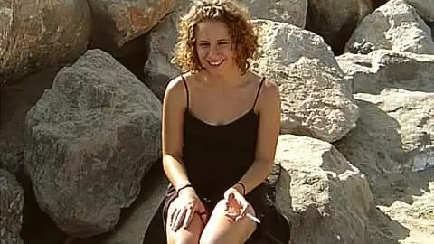 Anna desnudandose  en las rocas photo 5