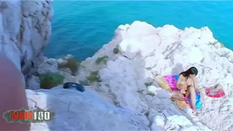 Morena tetona follada por el culo en las rocas