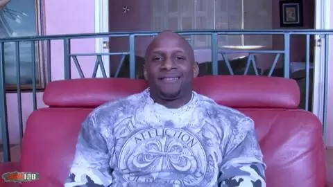 La pequeña asiática Asia Zo lucha con la enorme polla negra de Prince Yahshua antes de tomársela en el coño photo 01