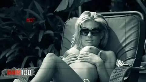 Espiando a la chica de al lado siendo golpeada en su patio photo 01