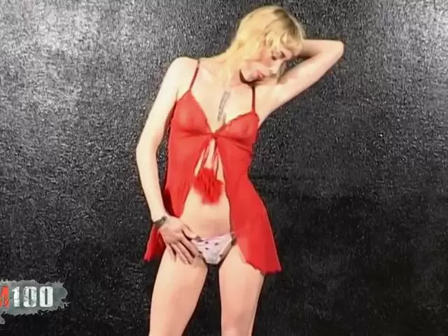 Aude posando  en el garage  photo 1