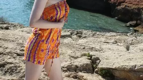 La preciosa pelirroja Aurora Viper posa sobre las rocas photo 1