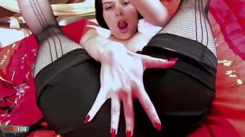 Ava Marteens desnudandose  en la cama  photo 07