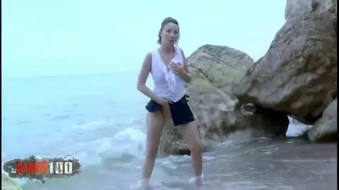 La belleza francesa Ava Blue se desnuda en la playa photo 02