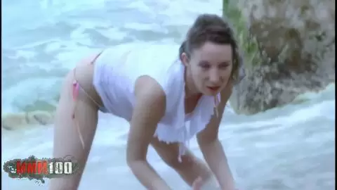 La belleza francesa Ava Blue se desnuda en la playa photo 04