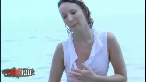 La belleza francesa Ava Blue se desnuda en la playa photo 11