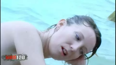 La belleza francesa Ava Blue se desnuda en la playa photo 16