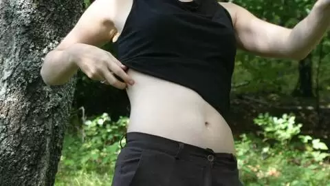 Chica con tetas pequeñas desnuda en el campo photo 2