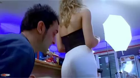 Se excita sobre las nalgas de la bella Axelle photo 04