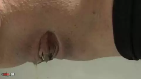 Azucena una milf madura española hace pis en el baño photo 07