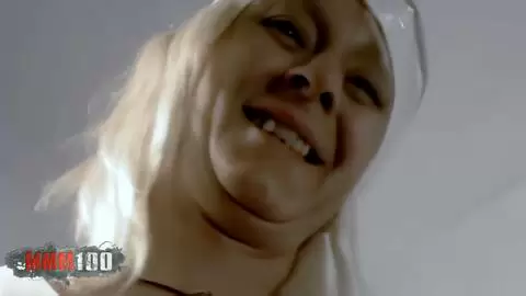 Azucena posando  