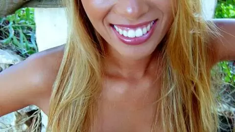 Bamboo posando  en medio del bosque  photo 16