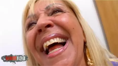 Rubia brasileña abuelita follada profundamente en el sofá photo 01