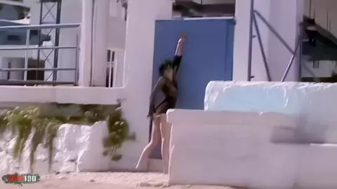 Barbara Nux posando delante de la barra  photo 02