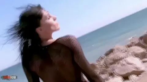 Barbara Nux posando delante de la barra  photo 08